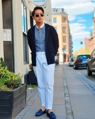 Quale blazer indossare con scarpe double monk blu in primavera 2025: Metti un blazer e pantaloni eleganti bianchi per essere sofisticato e di classe. Scarpe double monk blu sono una splendida scelta per completare il look. Una magnifica scelta per essere elegante e perfettamente alla moda anche in primavera.