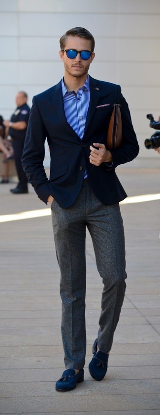 Quale pantaloni eleganti indossare con mocassini con nappine blu scuro in modo smart-casual: Punta su un blazer blu scuro e pantaloni eleganti come un vero gentiluomo. Mocassini con nappine blu scuro sono una buona scelta per completare il look.
