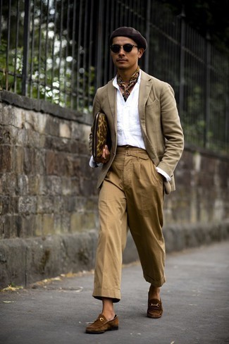 Quale blazer indossare con mocassini eleganti marroni: Combina un blazer con pantaloni eleganti marrone chiaro come un vero gentiluomo. Mocassini eleganti marroni sono una buona scelta per completare il look.