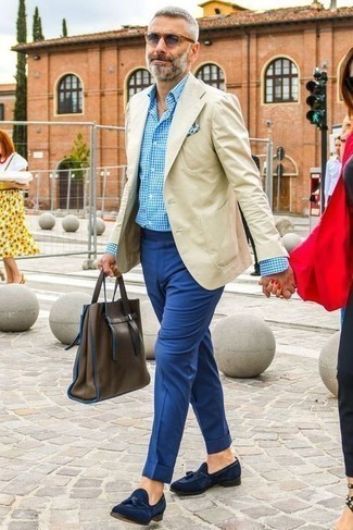 Come indossare e abbinare una borsa per un uomo di 50 anni in modo formale: Opta per un blazer beige e una borsa per un look comfy-casual. Calza un paio di mocassini con nappine in pelle scamosciata blu scuro per dare un tocco classico al completo.