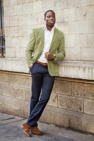 Quale pantaloni eleganti indossare con un blazer verde oliva: Opta per un blazer verde oliva e pantaloni eleganti per una silhouette classica e raffinata Per un look più rilassato, calza un paio di chukka in pelle scamosciata marroni.