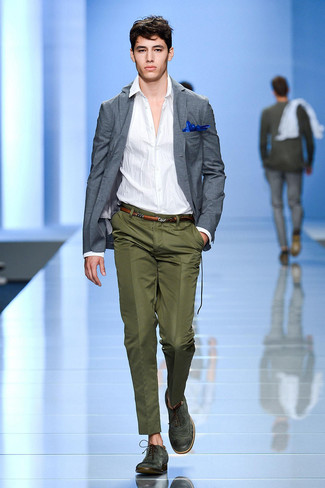Look alla moda per uomo: Blazer grigio, Camicia a maniche lunghe bianca, Pantaloni eleganti verde oliva, Scarpe brogue in pelle verde scuro