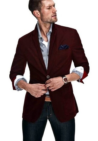 Come indossare e abbinare un blazer rosso per un uomo di 30 anni in modo smart-casual: Indossa un blazer rosso con jeans aderenti blu scuro per un look raffinato per il tempo libero.