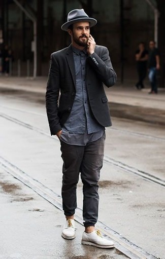 Quale jeans indossare con un blazer nero per un uomo di 30 anni in autunno 2024 in modo smart-casual: Coniuga un blazer nero con jeans se preferisci uno stile ordinato e alla moda. Opta per un paio di scarpe derby in pelle bianche per un tocco virile. Una fantastica idea per le temperature autunnali!