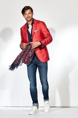 Quale jeans indossare con un blazer rosso in modo casual: Prova a combinare un blazer rosso con jeans se preferisci uno stile ordinato e alla moda. Per un look più rilassato, scegli un paio di sneakers basse di tela bianche come calzature.