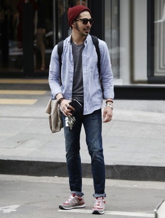 Come indossare e abbinare un blazer con jeans per un uomo di 30 anni in modo casual: Indossa un blazer con jeans per creare un look smart casual. Scegli un paio di scarpe sportive grigie come calzature per un tocco più rilassato.