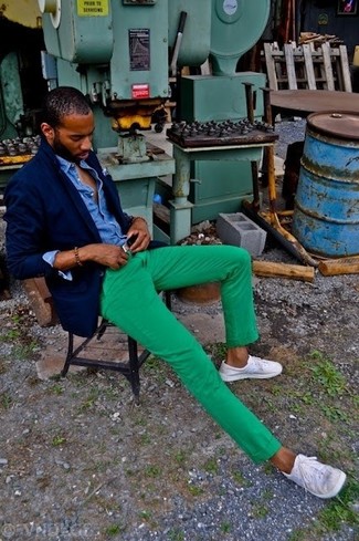 Come indossare e abbinare pantaloni verde menta: Abbina un blazer blu scuro con pantaloni verde menta per un look elegante ma non troppo appariscente. Mostra il tuo gusto per le calzature di alta classe con un paio di sneakers basse bianche.