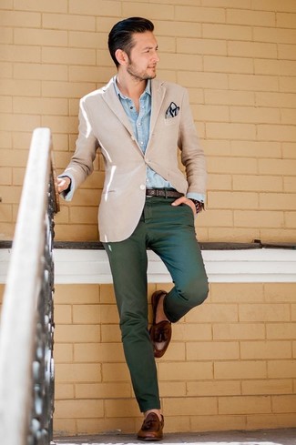 Come indossare e abbinare una camicia di jeans con mocassini eleganti: Opta per una camicia di jeans e chino verde scuro per affrontare con facilità la tua giornata. Ti senti creativo? Completa il tuo outfit con un paio di mocassini eleganti.
