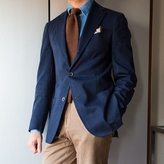 Come indossare e abbinare una cravatta di lana marrone scuro quando fa caldo in modo smart-casual: Vestiti con un blazer blu scuro e una cravatta di lana marrone scuro come un vero gentiluomo.