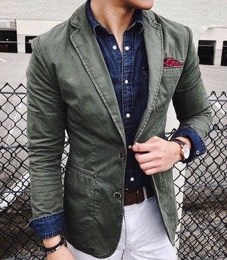 Come indossare e abbinare una camicia di jeans blu scuro con un blazer verde oliva per un uomo di 30 anni: Metti un blazer verde oliva e una camicia di jeans blu scuro per un look da sfoggiare sul lavoro.