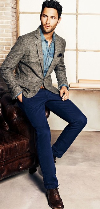 Look alla moda per uomo: Blazer di lana grigio, Camicia di jeans blu, Chino blu scuro, Scarpe derby in pelle marrone scuro