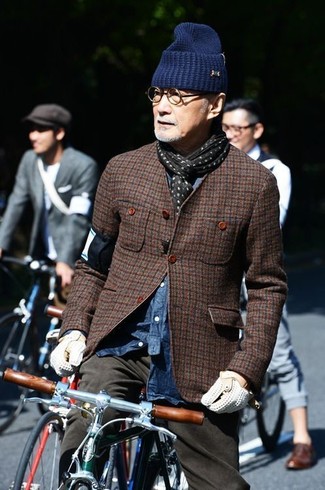 Quale chino indossare con un blazer marrone scuro per un uomo di 40 anni in autunno 2024 in modo smart-casual: Perfeziona il look smart casual con un blazer marrone scuro e chino. Questo, ovviamente, è l'outfit perfetto per questo autunno.