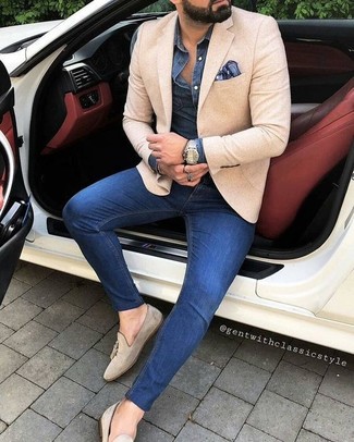 Quale blazer indossare con una camicia di jeans blu scuro per un uomo di 30 anni: Opta per un blazer e una camicia di jeans blu scuro, perfetto per il lavoro. Sfodera il gusto per le calzature di lusso e scegli un paio di mocassini con nappine in pelle scamosciata beige come calzature.