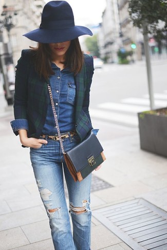 Come indossare e abbinare jeans aderenti strappati blu scuro in modo casual: Opta per un blazer scozzese blu scuro e verde e jeans aderenti strappati blu scuro per un look spensierato e alla moda.