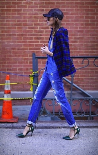 Quale blazer indossare con jeans boyfriend blu: Abbina un blazer con jeans boyfriend blu per un fantastico look da sfoggiare nel weekend. Décolleté in pelle verde scuro sono una interessante scelta per completare il look.