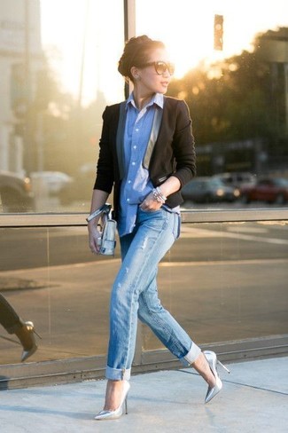 Come indossare e abbinare jeans strappati azzurri: Abbina un blazer nero con jeans strappati azzurri per un look facile da indossare. Décolleté in pelle argento sono una valida scelta per completare il look.