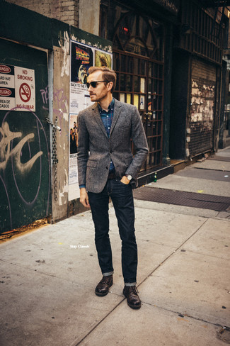 Come indossare e abbinare un blazer grigio con jeans blu in modo smart-casual: Mostra il tuo stile in un blazer grigio con jeans blu, perfetto per il lavoro. Scarpe brogue in pelle marrone scuro doneranno eleganza a un look altrimenti semplice.