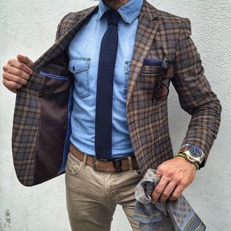 Come indossare e abbinare un blazer scozzese in primavera 2025: Indossa un blazer scozzese e jeans marrone chiaro per un look trendy e alla mano. Ecco un outfit perfetto per la primavera.