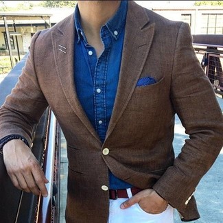 Come indossare e abbinare un fazzoletto da taschino a pois blu scuro: Prova ad abbinare un blazer marrone con un fazzoletto da taschino a pois blu scuro per un look comfy-casual.