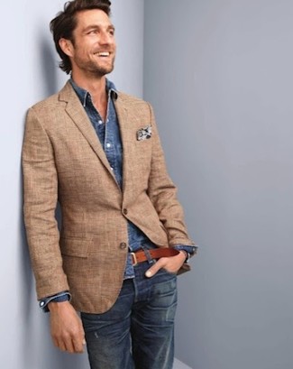 Come indossare e abbinare un blazer scozzese beige per un uomo di 30 anni quando fa caldo: Per creare un adatto a un pranzo con gli amici nel weekend opta per un blazer scozzese beige e jeans blu scuro.