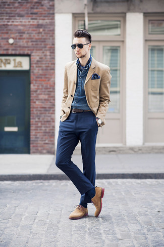 Look alla moda per uomo: Blazer marrone chiaro, Camicia di jeans blu, Pantaloni eleganti blu scuro, Scarpe derby in pelle scamosciata marrone chiaro