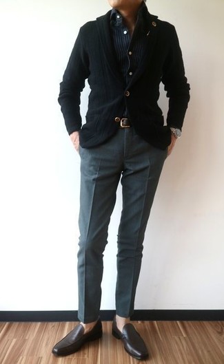 Quale blazer indossare con pantaloni eleganti grigio scuro: Abbina un blazer con pantaloni eleganti grigio scuro come un vero gentiluomo. Mocassini eleganti in pelle marrone scuro sono una buona scelta per completare il look.