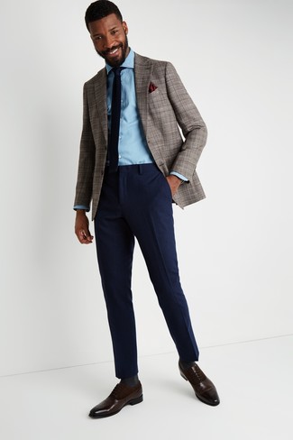 Quale blazer indossare con una camicia di jeans azzurra: Potresti abbinare un blazer con una camicia di jeans azzurra se preferisci uno stile ordinato e alla moda. Prova con un paio di scarpe oxford in pelle marrone scuro per dare un tocco classico al completo.