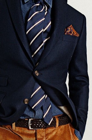 Look alla moda per uomo: Blazer di lana blu scuro, Camicia di jeans blu scuro, Pantaloni eleganti di velluto a coste marroni, Cravatta a righe verticali blu scuro e bianca