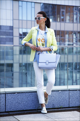 Look alla moda per donna: Blazer giallo, Camicia di jeans azzurra, T-shirt girocollo stampata bianca e gialla, Pantaloni skinny bianchi