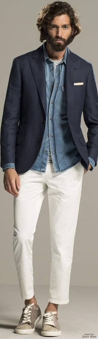 Quale blazer indossare con una camicia di jeans azzurra in autunno 2024: Abbina un blazer con una camicia di jeans azzurra per creare un look smart casual. Per un look più rilassato, calza un paio di scarpe da ginnastica di tela beige. Una magnifica idea per essere più cool e elegantemente alla moda anche durante la stagione transitoria.