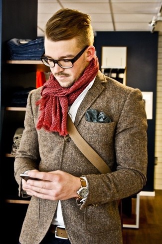 Come indossare e abbinare una sciarpa per un uomo di 30 anni in primavera 2025 in modo formale: Prova a combinare un blazer di lana grigio con una sciarpa per un outfit rilassato ma alla moda. Ecco un outfit indispensabile per questa stagione primaverile.