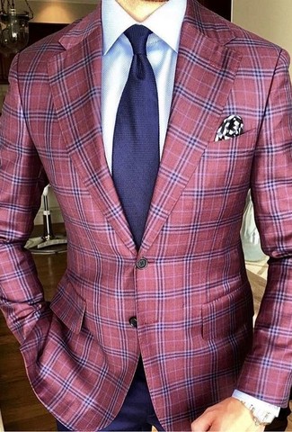 Come indossare e abbinare un fazzoletto da taschino stampato bianco e blu quando fa caldo: Vestiti con un blazer scozzese rosso e un fazzoletto da taschino stampato bianco e blu per un look comfy-casual.