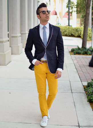 Come indossare e abbinare pantaloni gialli per un uomo di 30 anni: Scegli un blazer blu scuro e pantaloni gialli per un look da sfoggiare sul lavoro. Sfodera il gusto per le calzature di lusso e mettiti un paio di sneakers basse in pelle bianche.