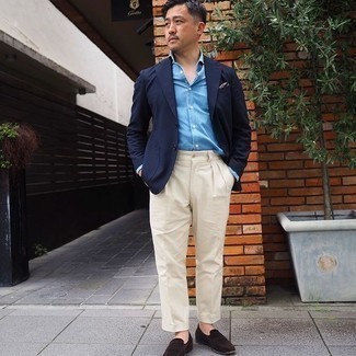 Quale mocassini eleganti indossare con un blazer blu scuro: Metti un blazer blu scuro e chino beige, perfetto per il lavoro. Scegli uno stile classico per le calzature e prova con un paio di mocassini eleganti.