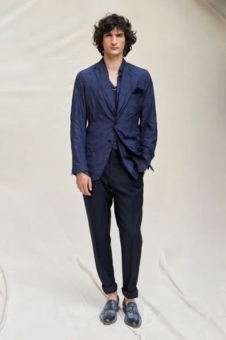 Quale blazer indossare con chino blu: Prova ad abbinare un blazer con chino blu per un look da sfoggiare sul lavoro. Prova con un paio di mocassini con nappine in pelle blu scuro per un tocco virile.