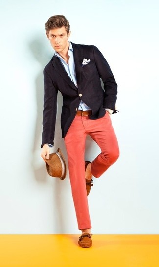 Look alla moda per uomo: Blazer nero, Camicia elegante azzurra, Chino rossi, Scarpe da barca in pelle scamosciata terracotta