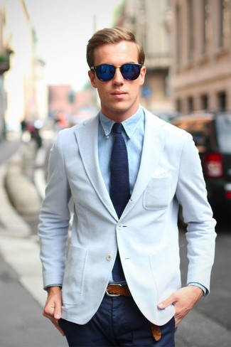 Come indossare e abbinare una cravatta lavorata a maglia blu scuro e bianca quando fa caldo: Potresti abbinare un blazer bianco con una cravatta lavorata a maglia blu scuro e bianca per un look elegante e alla moda.