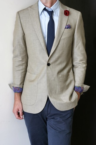 Come indossare e abbinare un blazer beige: Coniuga un blazer beige con chino blu scuro per un drink dopo il lavoro.