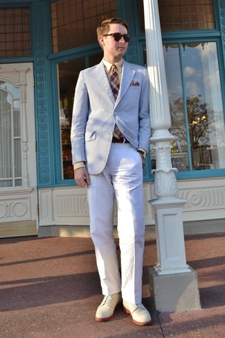 Quale chino indossare con un blazer bianco: Combina un blazer bianco con chino per un abbigliamento elegante ma casual. Scegli un paio di scarpe derby in pelle scamosciata beige per dare un tocco classico al completo.