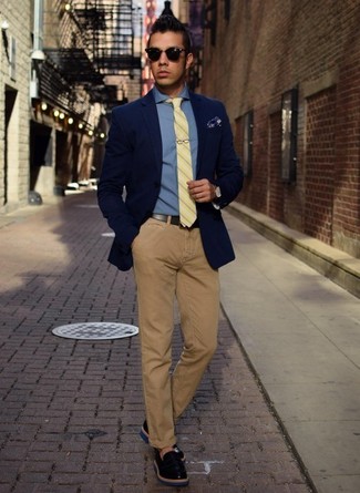 Come indossare e abbinare una camicia elegante blu con una cravatta gialla: Vestiti con una camicia elegante blu e una cravatta gialla come un vero gentiluomo. Per un look più rilassato, mettiti un paio di mocassini eleganti in pelle neri.