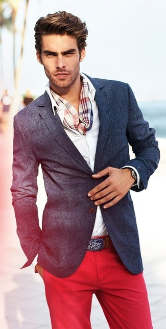 Come indossare e abbinare una sciarpa multicolore in primavera 2025 in modo smart-casual: Scegli un blazer blu scuro e una sciarpa multicolore per un'atmosfera casual-cool. Una buona idea per le temperature primaverili!