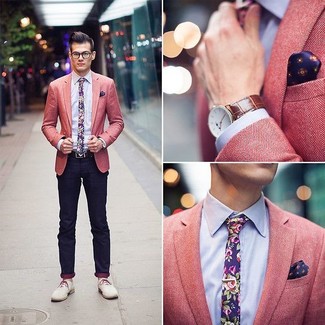 Come indossare e abbinare un blazer con motivo a zigzag rosa: Abbina un blazer con motivo a zigzag rosa con chino blu scuro se preferisci uno stile ordinato e alla moda. Calza un paio di scarpe derby in pelle scamosciata beige per un tocco virile.