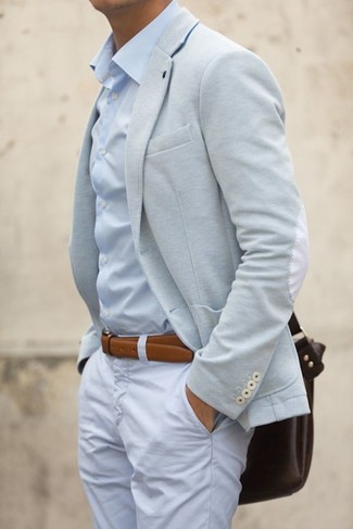 Come indossare e abbinare un blazer di lana grigio con chino acqua per un uomo di 30 anni: Indossa un blazer di lana grigio con chino acqua per creare un look smart casual.