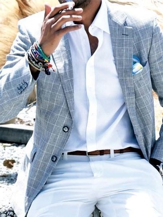 Come indossare e abbinare un fazzoletto da taschino stampato bianco in modo smart-casual: Opta per un blazer scozzese grigio e un fazzoletto da taschino stampato bianco per un'atmosfera casual-cool.