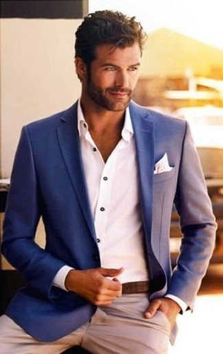 Come indossare e abbinare un blazer blu con chino marrone chiaro per un uomo di 30 anni in modo smart-casual: Scegli un outfit composto da un blazer blu e chino marrone chiaro per un abbigliamento elegante ma casual.