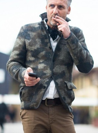 Come indossare e abbinare chino marroni in modo smart-casual: Mostra il tuo stile in un blazer di lana mimetico verde scuro con chino marroni per un look elegante ma non troppo appariscente.