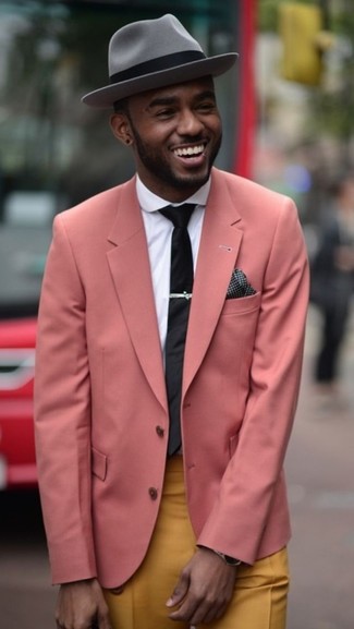 Come indossare e abbinare un fazzoletto da taschino a quadretti bianco e blu: Punta su un blazer rosa e un fazzoletto da taschino a quadretti bianco e blu per un look comfy-casual.