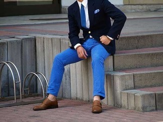 Come indossare e abbinare una cravatta blu: Punta su un blazer blu scuro e una cravatta blu per un look elegante e di classe. Non vuoi calcare troppo la mano con le scarpe? Prova con un paio di scarpe double monk in pelle marroni per la giornata.