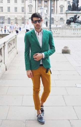 Quale scarpe da barca indossare con chino arancioni per un uomo di 30 anni: Mostra il tuo stile in un blazer verde con chino arancioni per un drink dopo il lavoro. Abbina questi abiti a un paio di scarpe da barca.