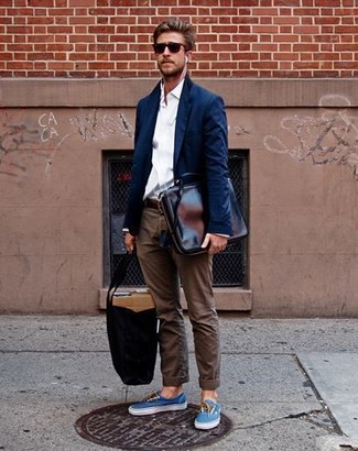 Look alla moda per uomo: Blazer blu scuro, Camicia elegante bianca, Chino marroni, Scarpe da ginnastica di tela blu